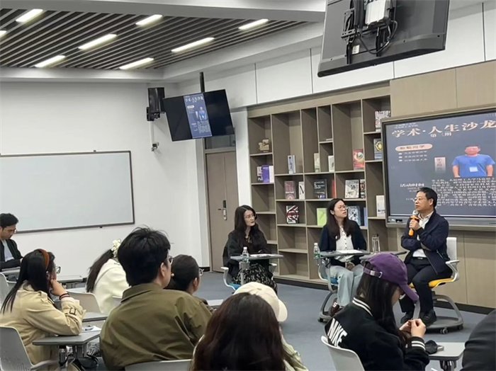 特邀嘉宾张文俊教授与马院师生齐聚一堂