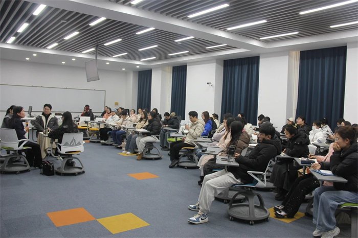 朱颖原教授针对低年级同学面临的适应焦