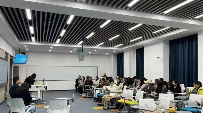 张蕊共同主持本次沙龙