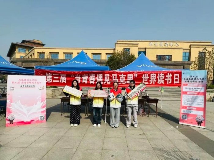 开幕式由辅导员闫卓恩主持