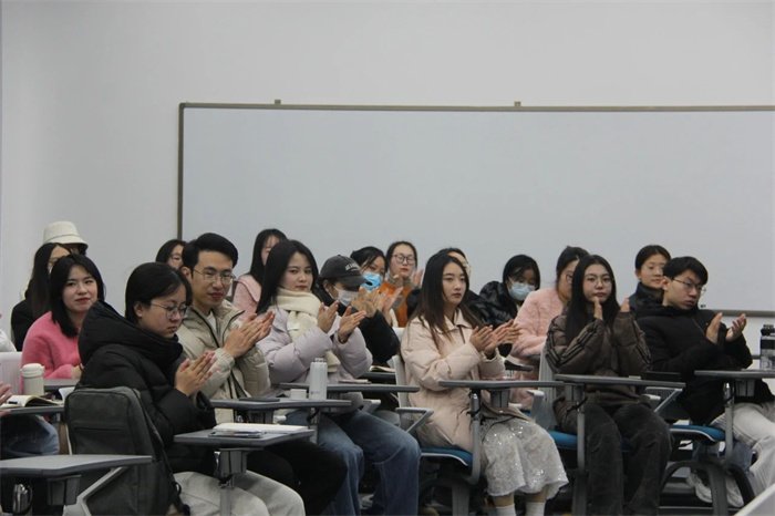 同时她提出“内容为王”的教学理念