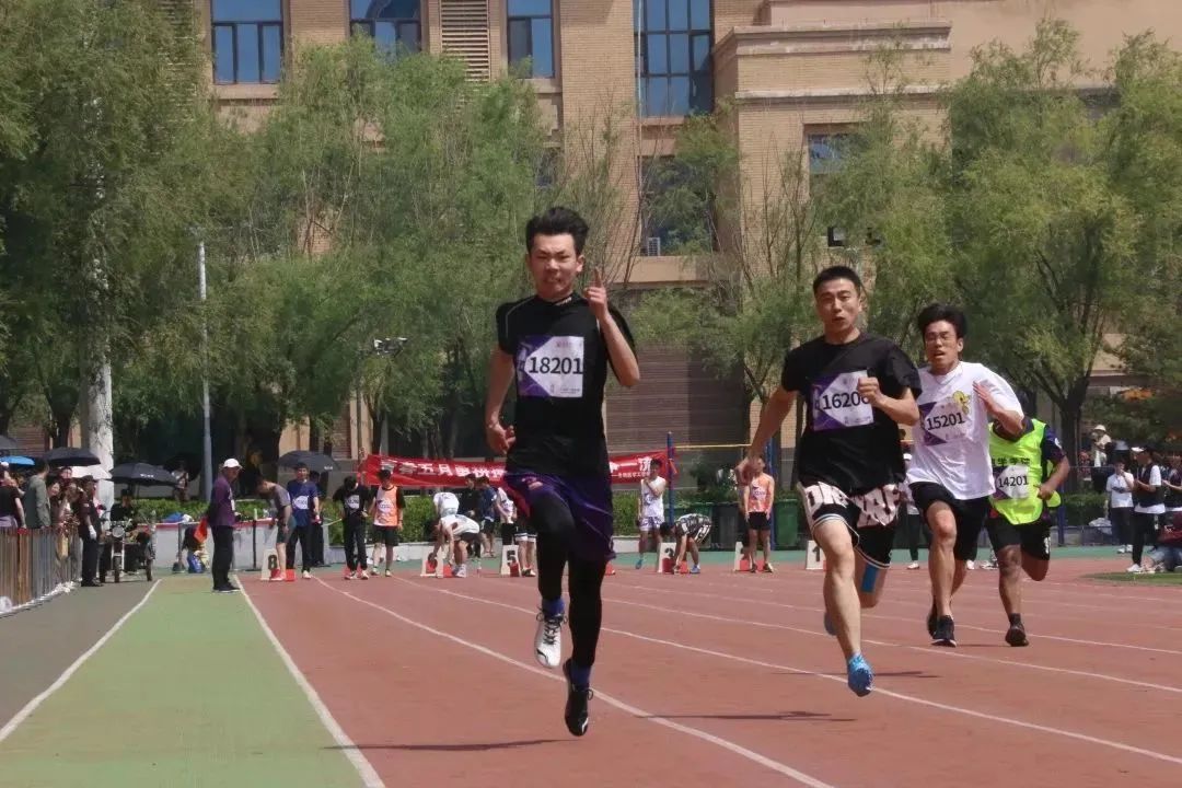 马院代表团昂首阔步